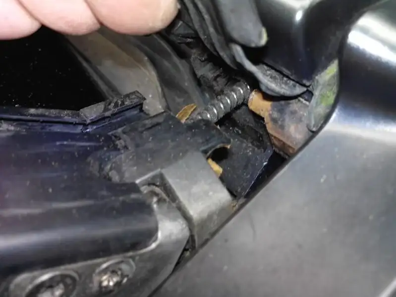 Comment changer les charnières cassées de la lunette arrière C3 Pluriel