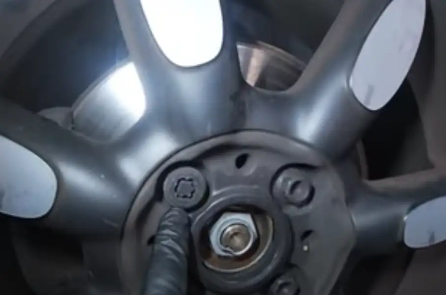 Comment enlever gratuitement un écrou de roue antivol sans douille